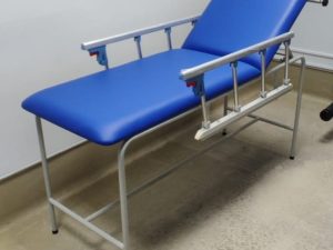 Camilla de examen con baranda